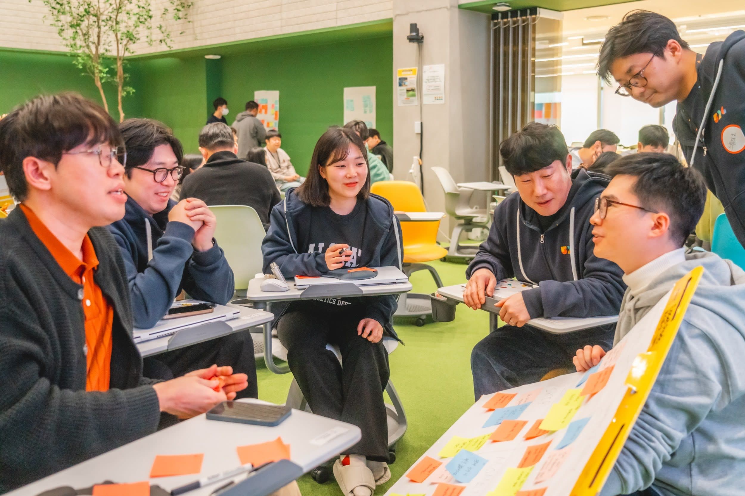 52g Reboot Camp 참여 청년들이 함께 활동하는 모습